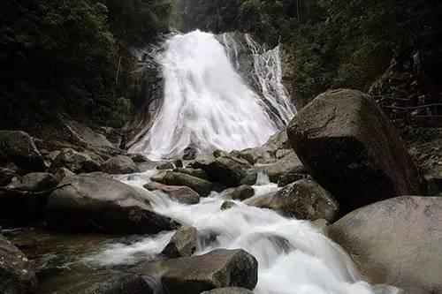 中央气象台今早继续发布寒潮黄色预警,部分地区降温超10℃